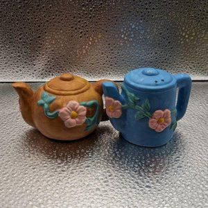 VINTAGE 1992 ALBERT STONEWARE TEAPOTS SALT AND PEPPER SHAKERS